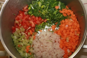 Réunir dans le faitout, tous les ingrédients, carottes, poireaux, céleri, tomates, et filet de merlan